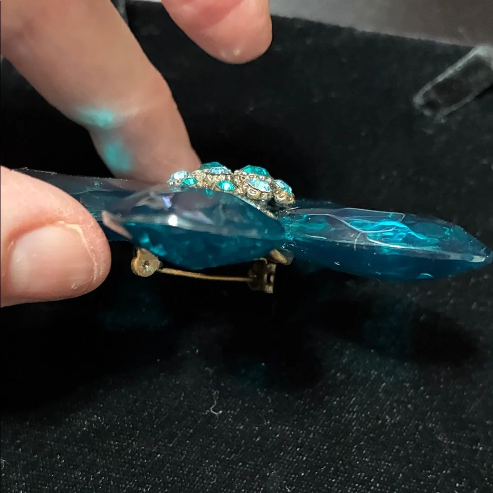 Elegant vintage Blue Floral crystal Brooch